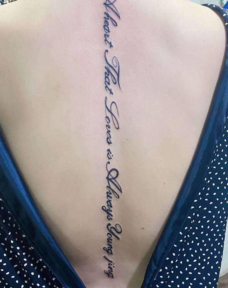 脊柱英文字母纹身图片_背部英文字母纹身图案