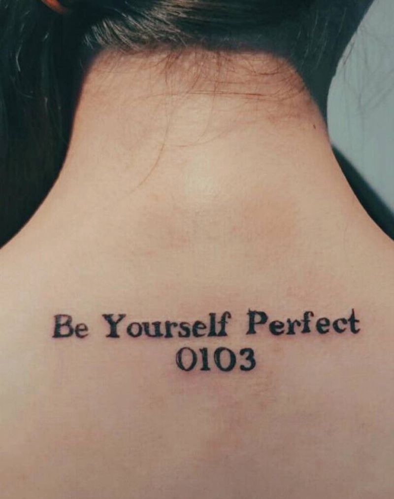 英文性感字母纹身图片_背部几何纹身图案