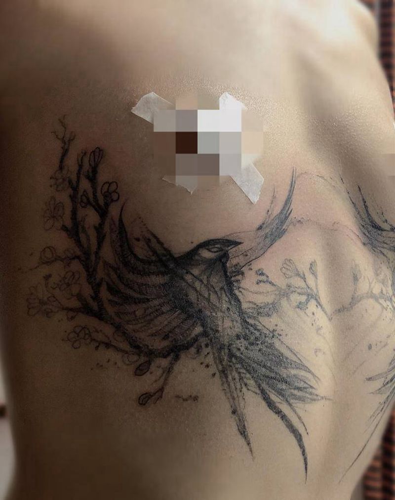 蜂鸟纹身图片_胸部水墨纹身图案