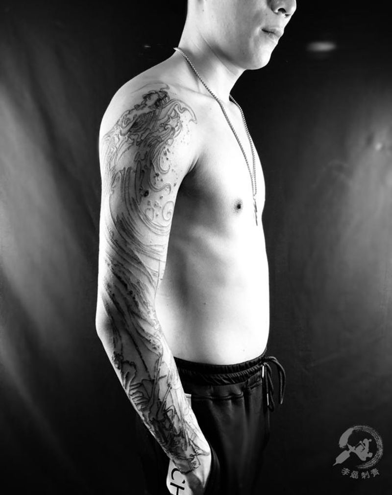 水墨花臂走线纹身图片_手臂水墨纹身图案
