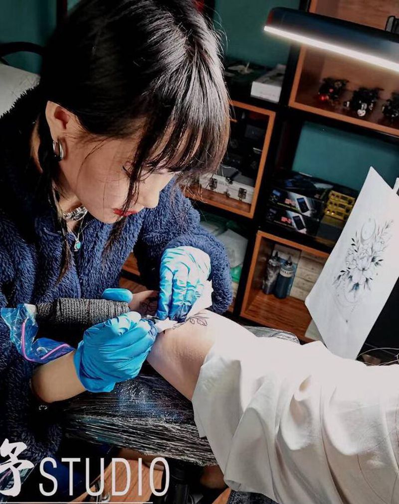 素花纹身图片_手臂点刺纹身图案