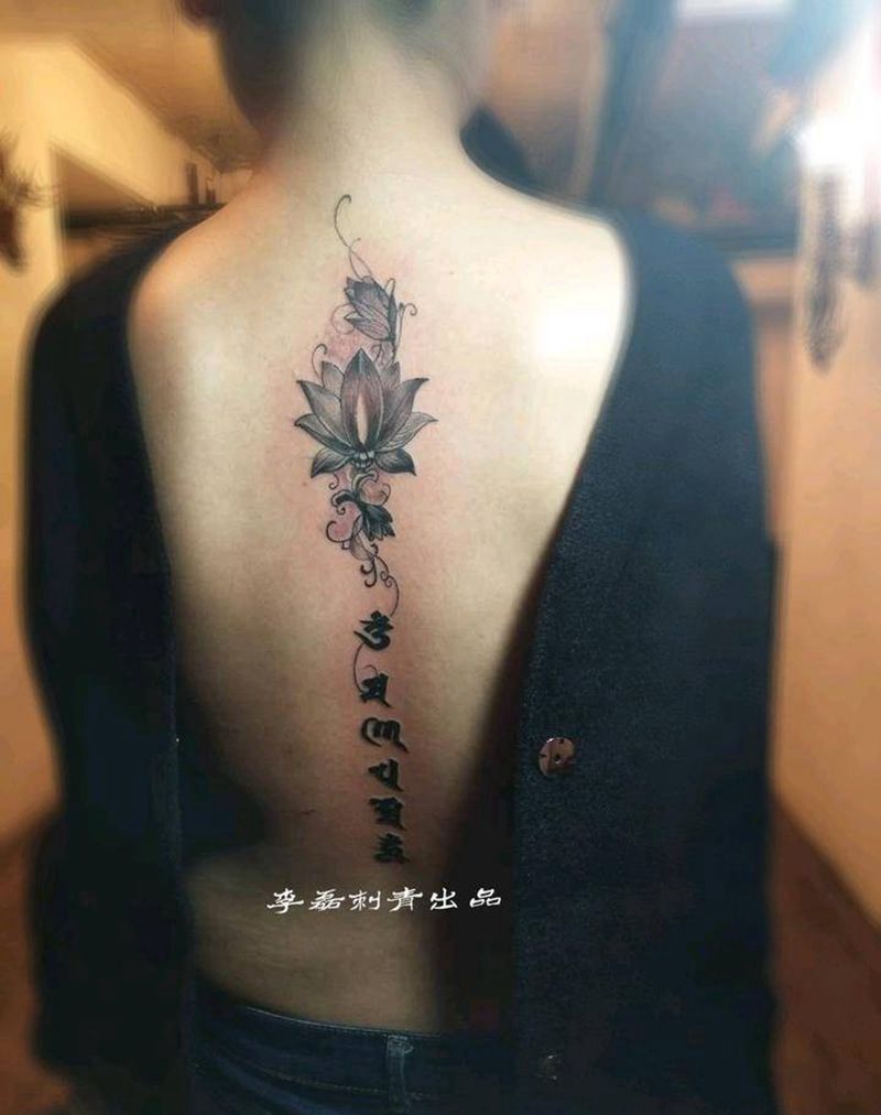 性感后背脊柱纹身纹身图片_背部清新植物成品纹身图案
