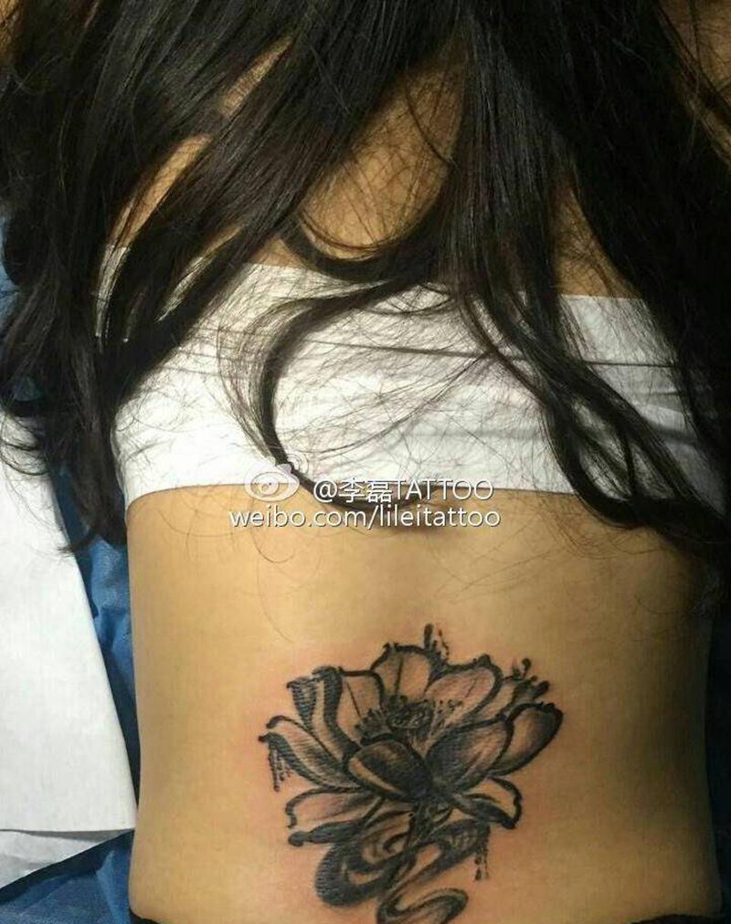 腰部荷花纹身图片