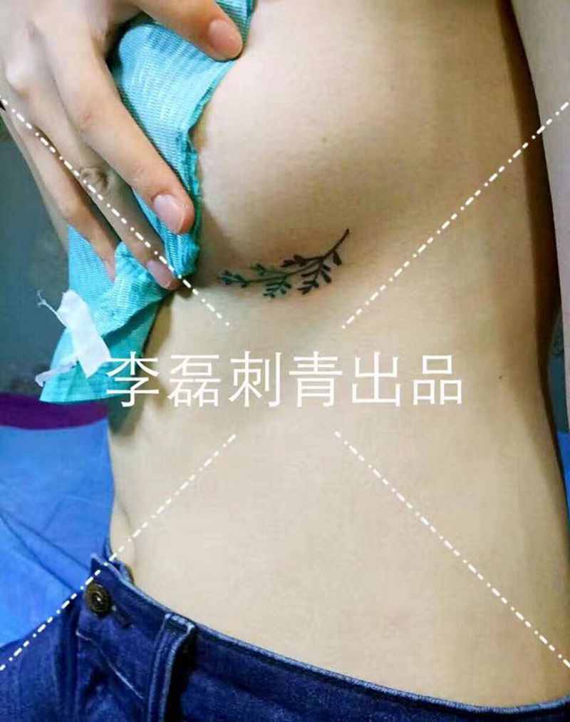胸侧纹身图片