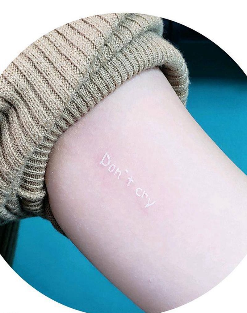 白色字母纹身图片_手臂背部New School点刺字母白色纹身图案