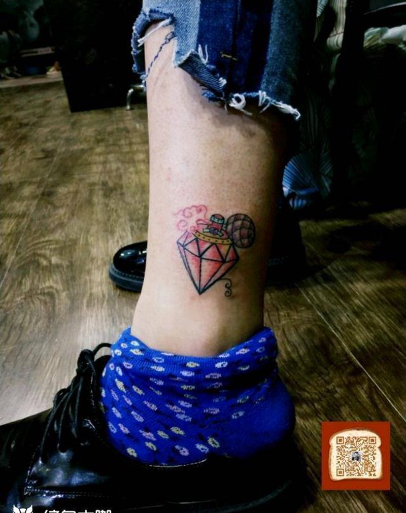 脚踝钻石纹身图片