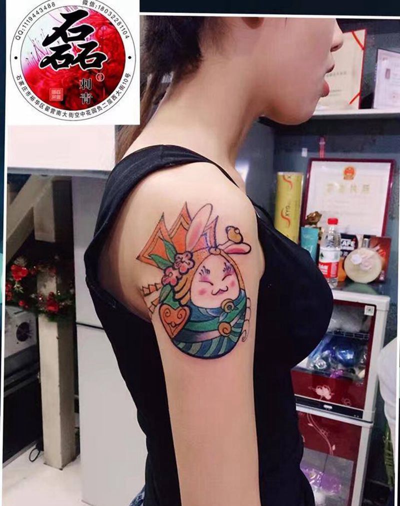 大臂风兔纹身图片