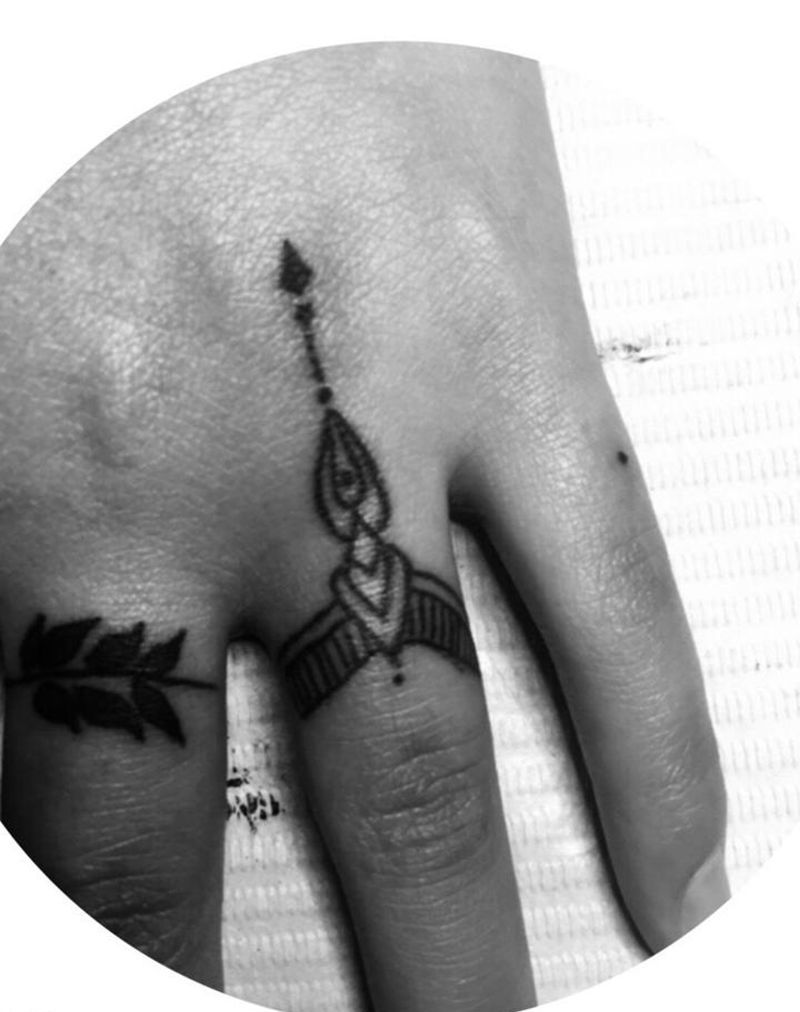 一个人的手指纹身图片