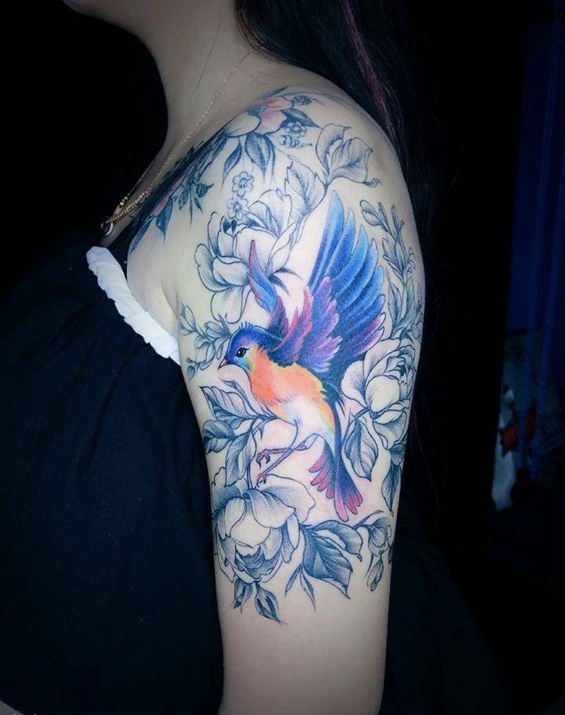 喜欢梦幻一点的美女纹身图片_肩部手臂点刺欧美写实素花蜂鸟花纹身图案