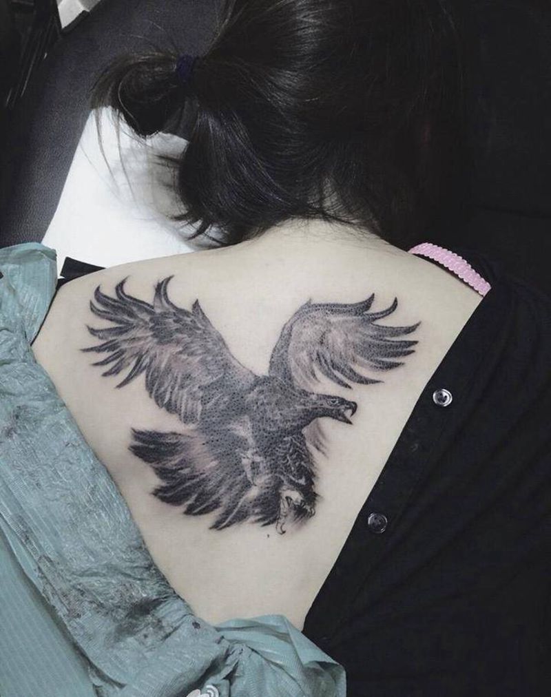 美女后背雄雄纹身图片