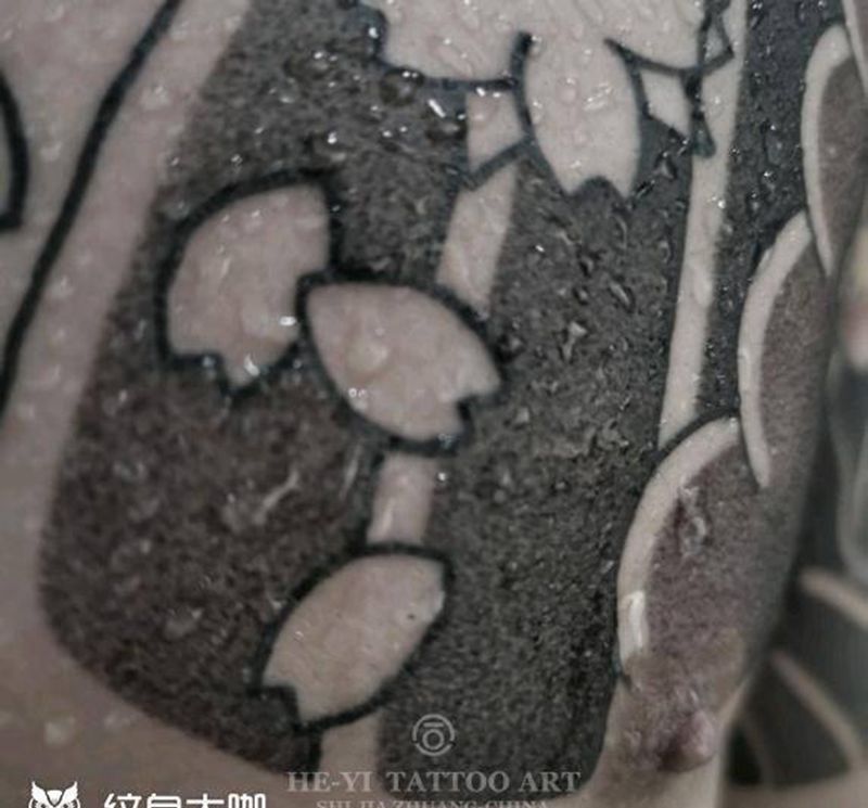 一点点进度纹身图片_胸部手臂老传统新传统樱花半甲满背纹身图案