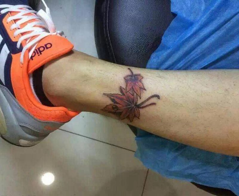 小腿枫叶纹身图片_腿部清新植物纹身图案