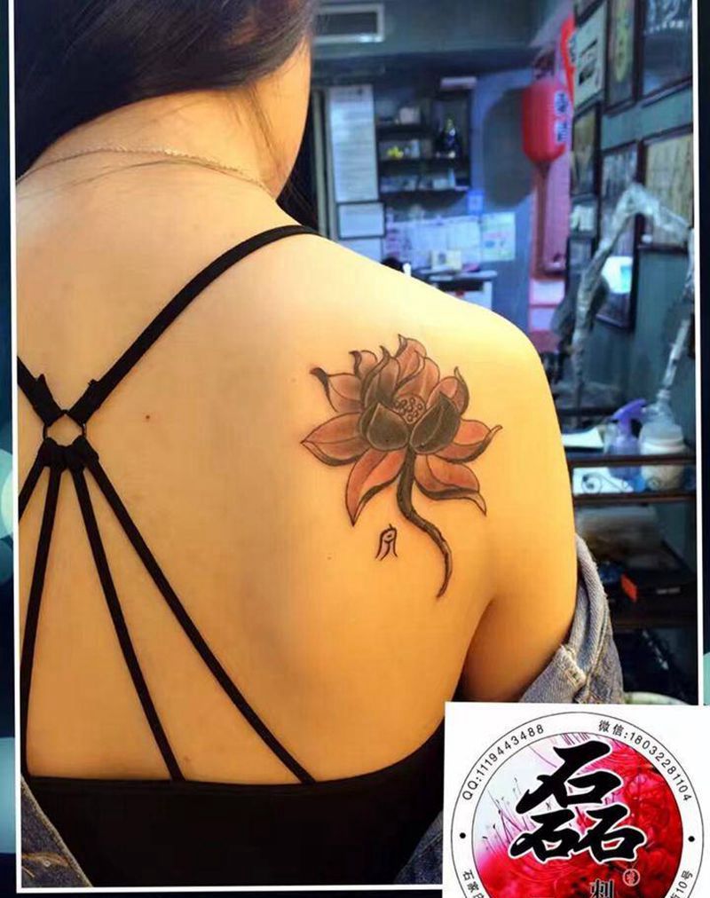 闺蜜荷花纹身图片