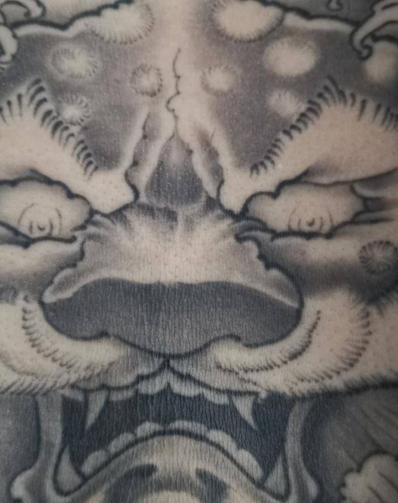 唐狮子花胸纹身图片_胸部背部新传统老传统唐狮子花胸纹身图案