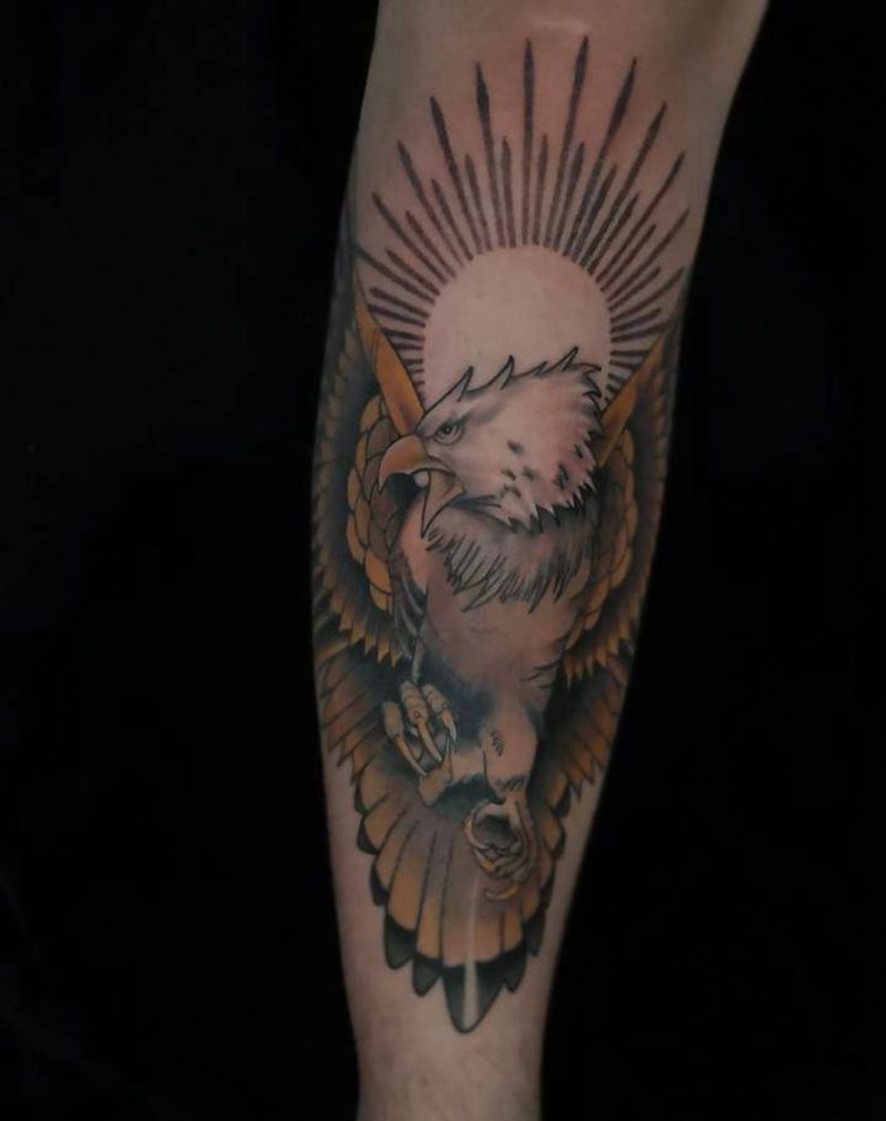 鹰纹身图片_腿部手臂新传统欧美写实鹰小腿翅膀纹身图案