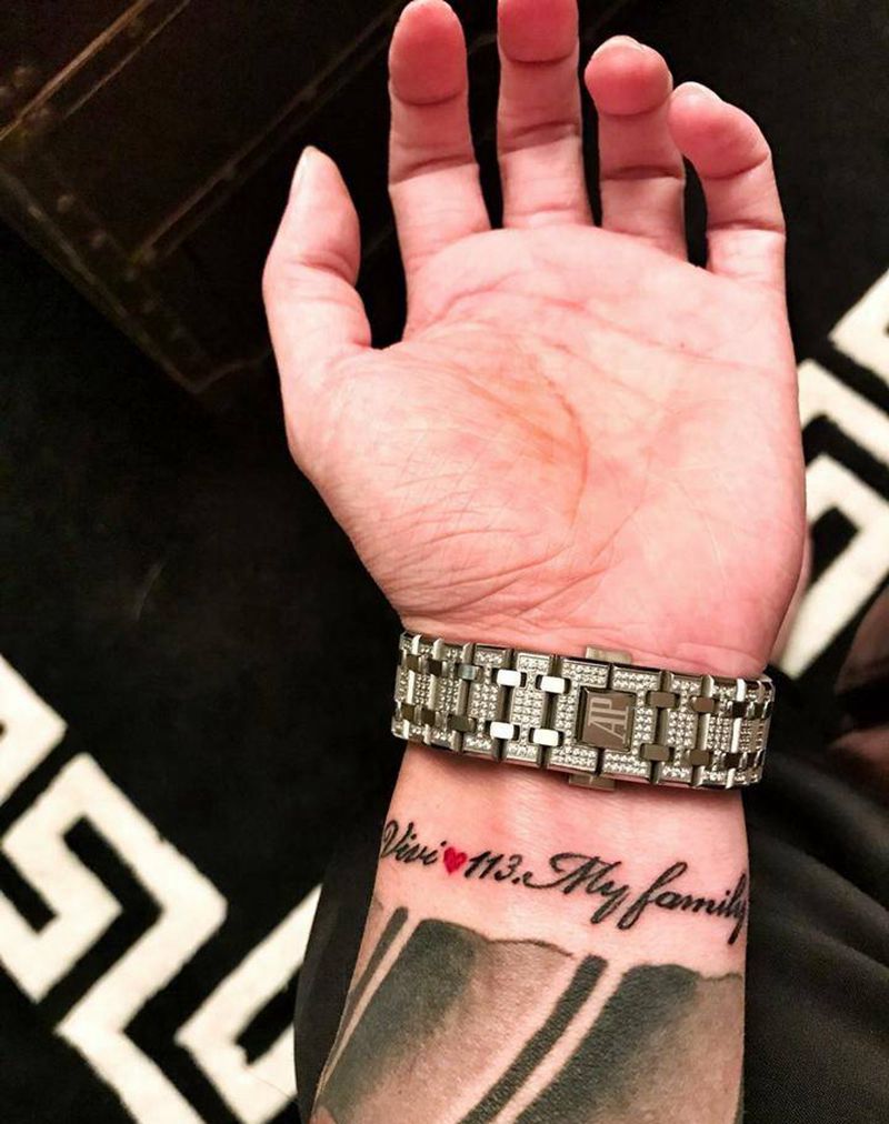 你的表有点抢镜头纹身图片