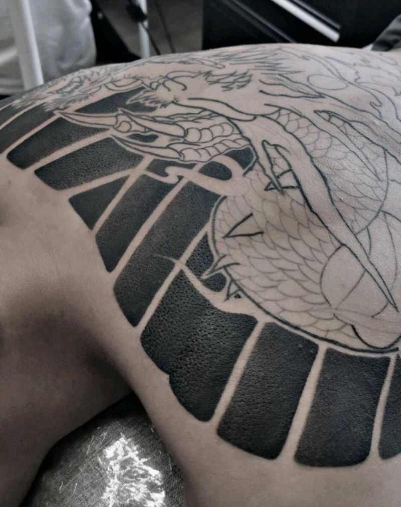 待续纹身图片_背部肩部老传统新传统嘎巴拉龙满背老传统满背纹身图案