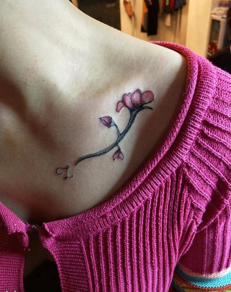 锁骨一支花纹身图片_颈部清新植物纹身图案