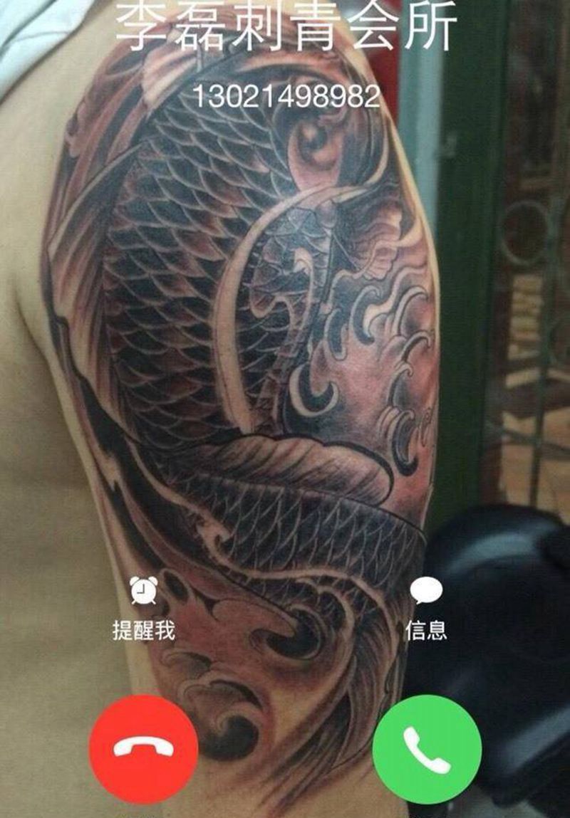 大臂传统鲤鱼纹身图片_手臂传统动物纹身图案