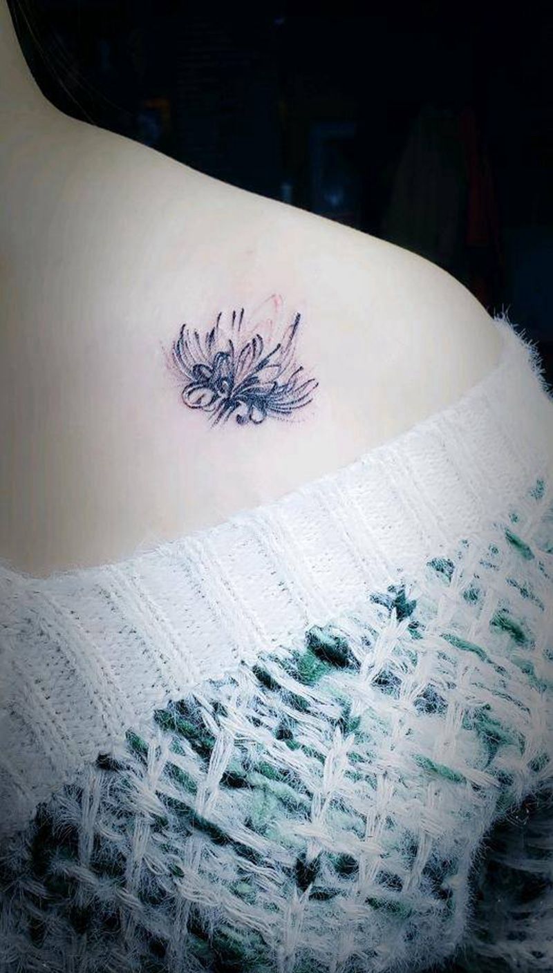 曼珠沙华纹身图片_肩部背部点刺水墨彼岸花纹身图案