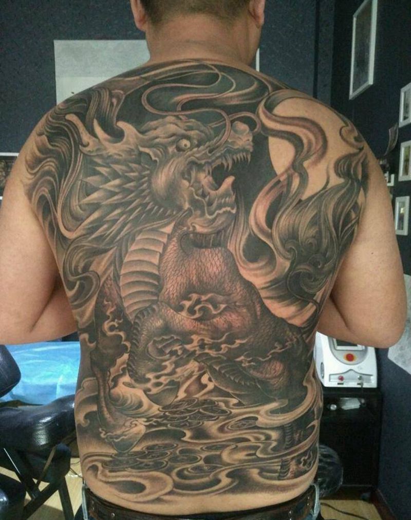 麒麟纹身图片_背部传统麒麟纹身图案