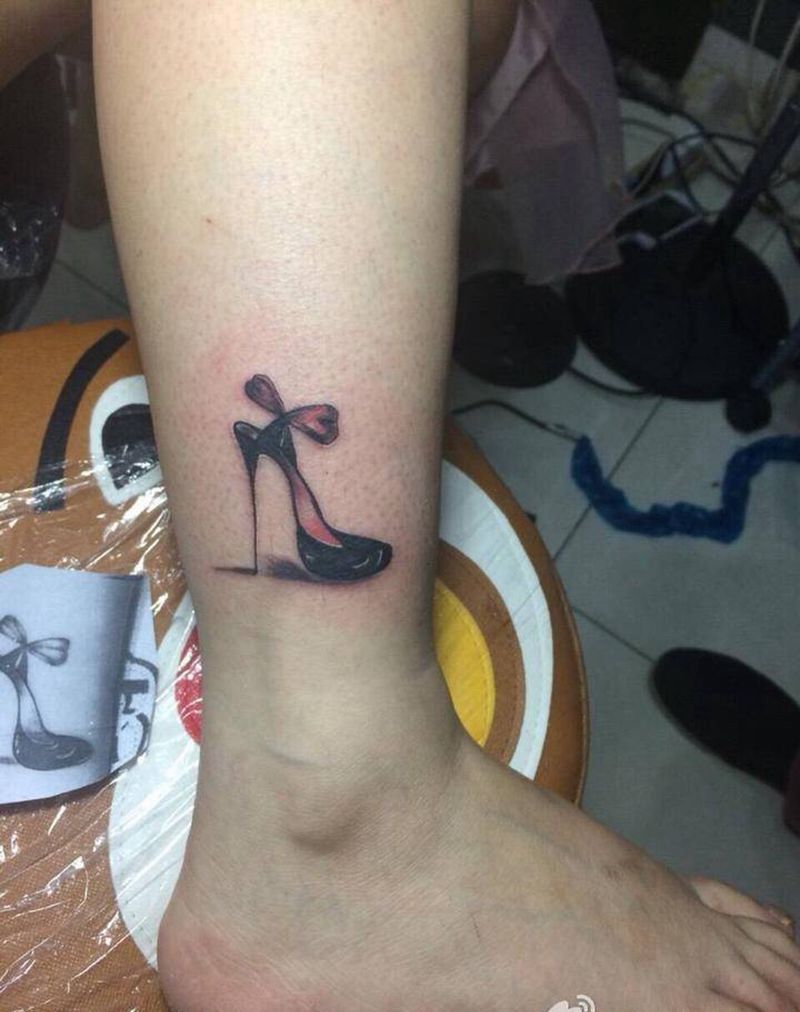 美女的高跟鞋，和眉毛纹身图片