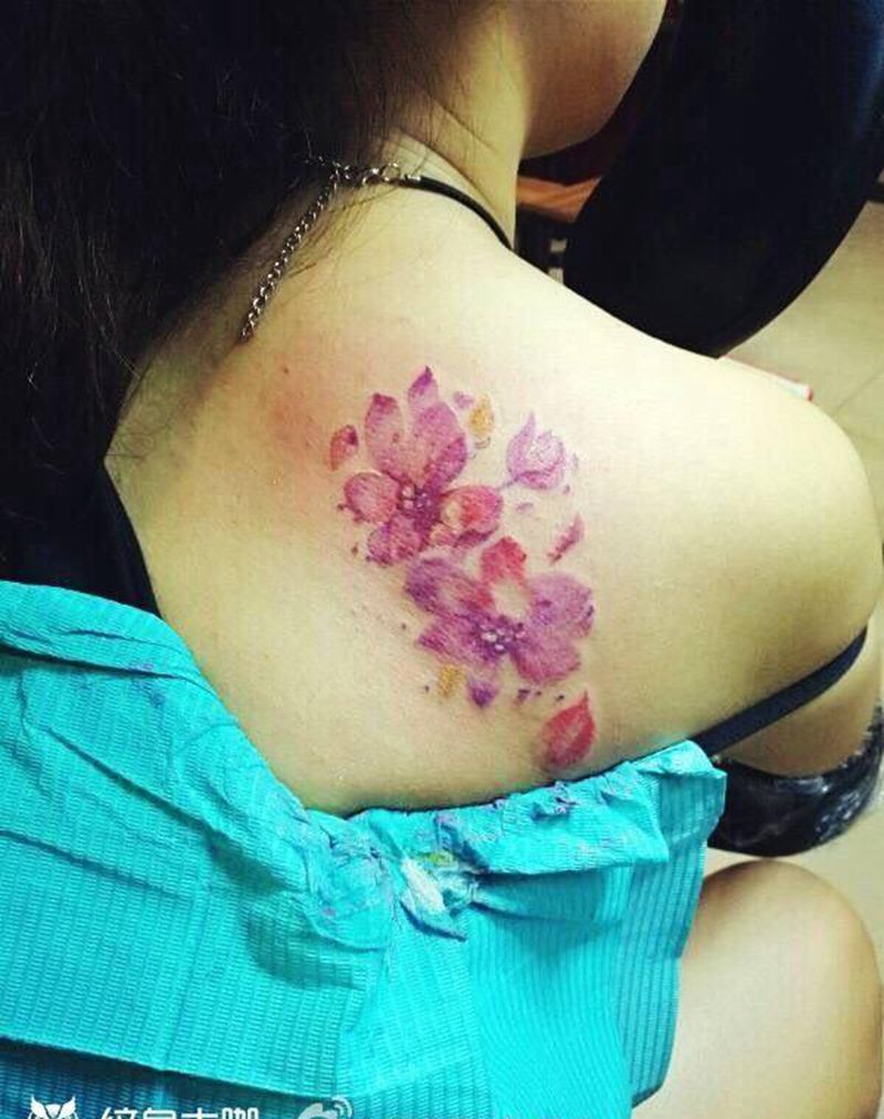 香肩彩色花纹身图片