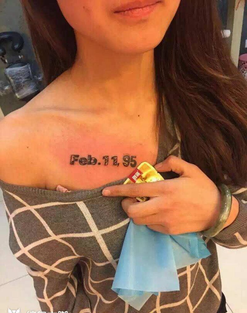 美女首次脱白纹身图片