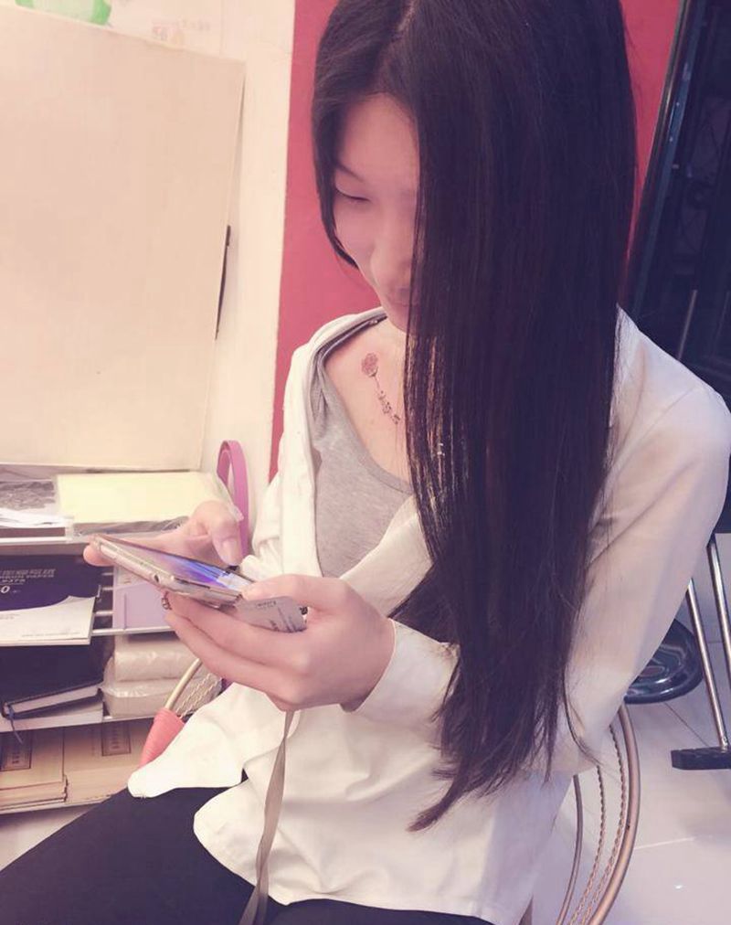 锁骨小花纹身图片