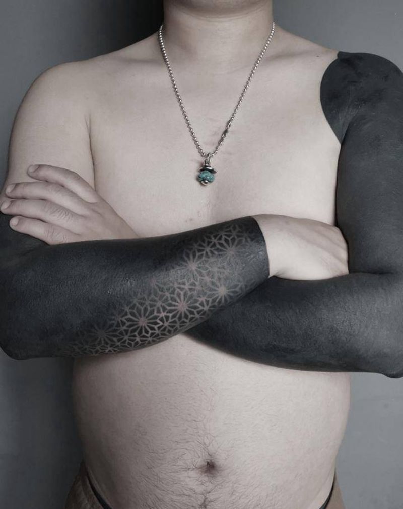 黑臂纹身图片_手臂腿部欧美写实几何黑臂遮盖几何纹身图案