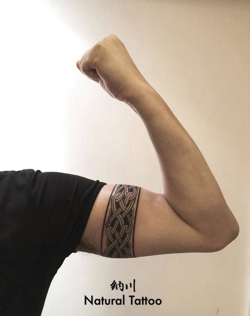 不会大幅度变形的臂环！纹身图片