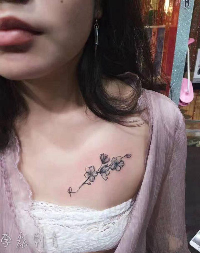 小清新淡雅气质花纹身图片_颈部成品清新植物纹身图案