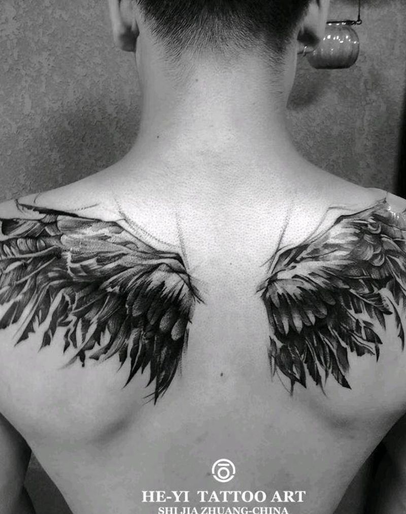 给你自由纹身图片_背部肩部欧美写实点刺翅膀羽毛天使纹身图案