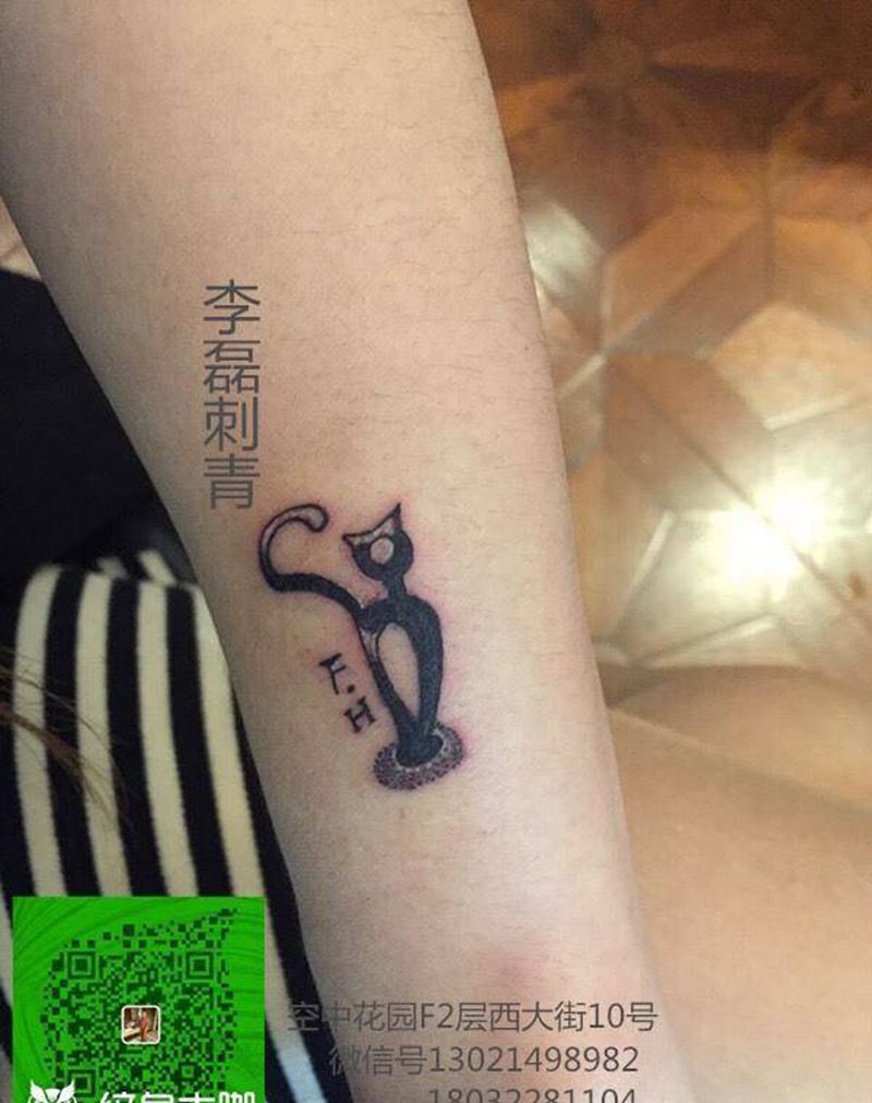 小黑猫小清新纹身图片_腿部清新动物纹身图案