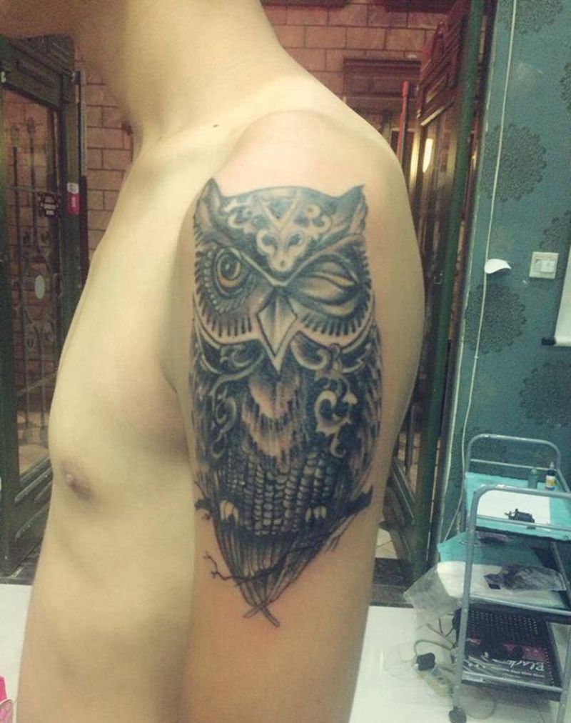 大臂猫头鹰纹身图片