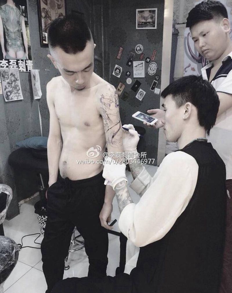 大臂彩色鱼纹身图片_手稿手臂传统动物纹身图案