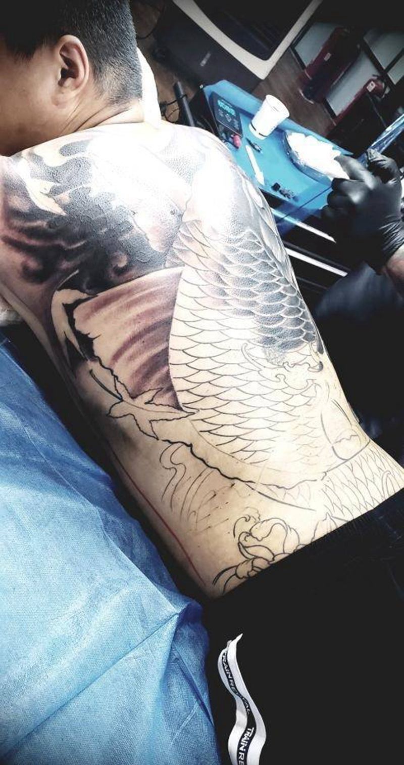 满背大鲤鱼纹身图片_背部腿部新传统鲤鱼荷花纹身图案