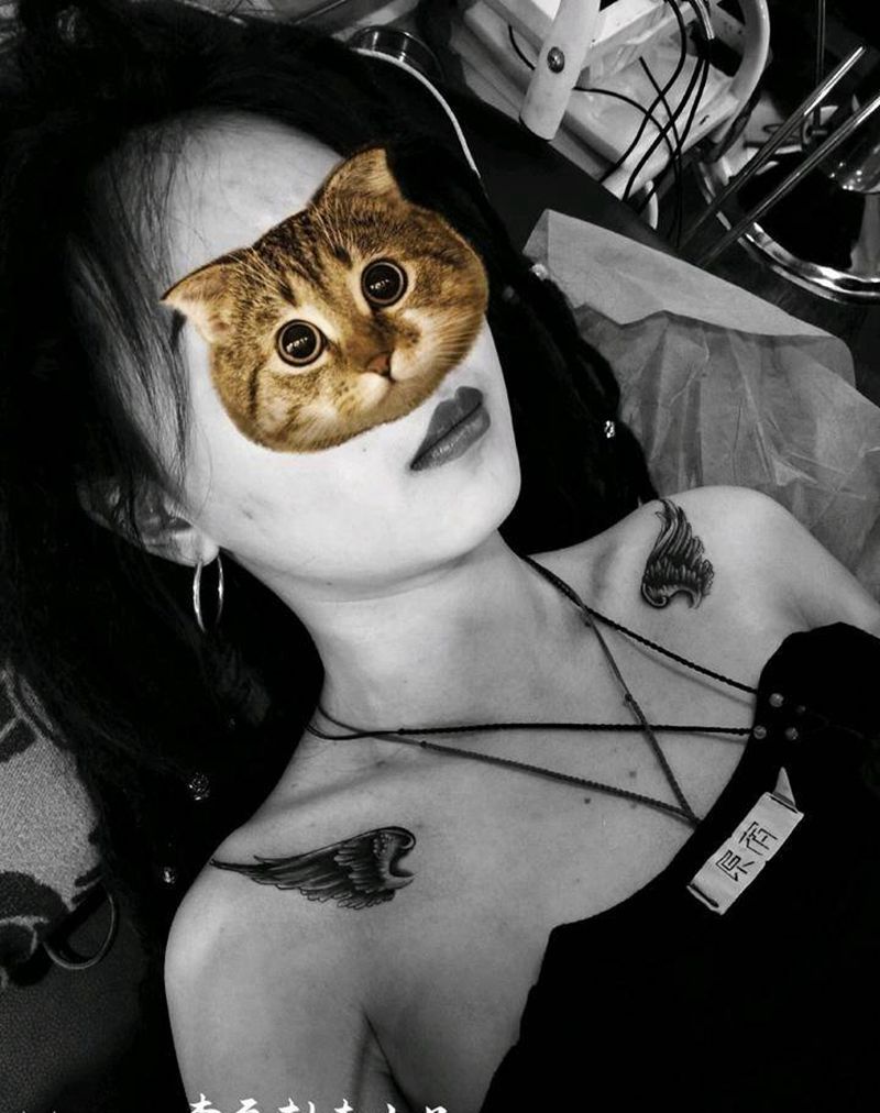 一对飞翔的翅膀纹身图片_肩部清新动物成品纹身图案