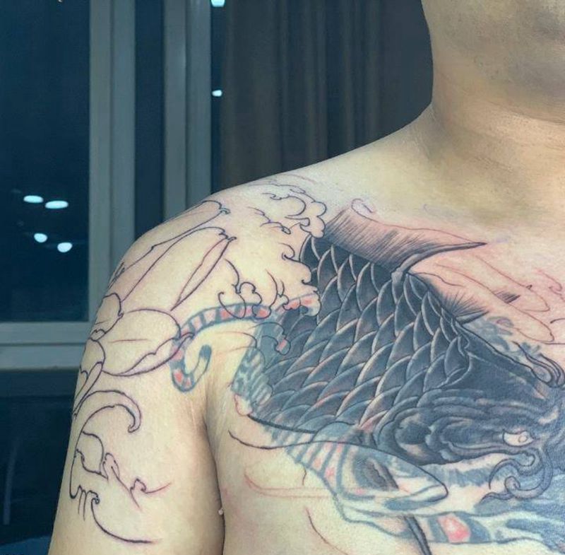 遮盖 半半成品纹身图片_胸部手臂新传统老传统鱼莲花纹身图案