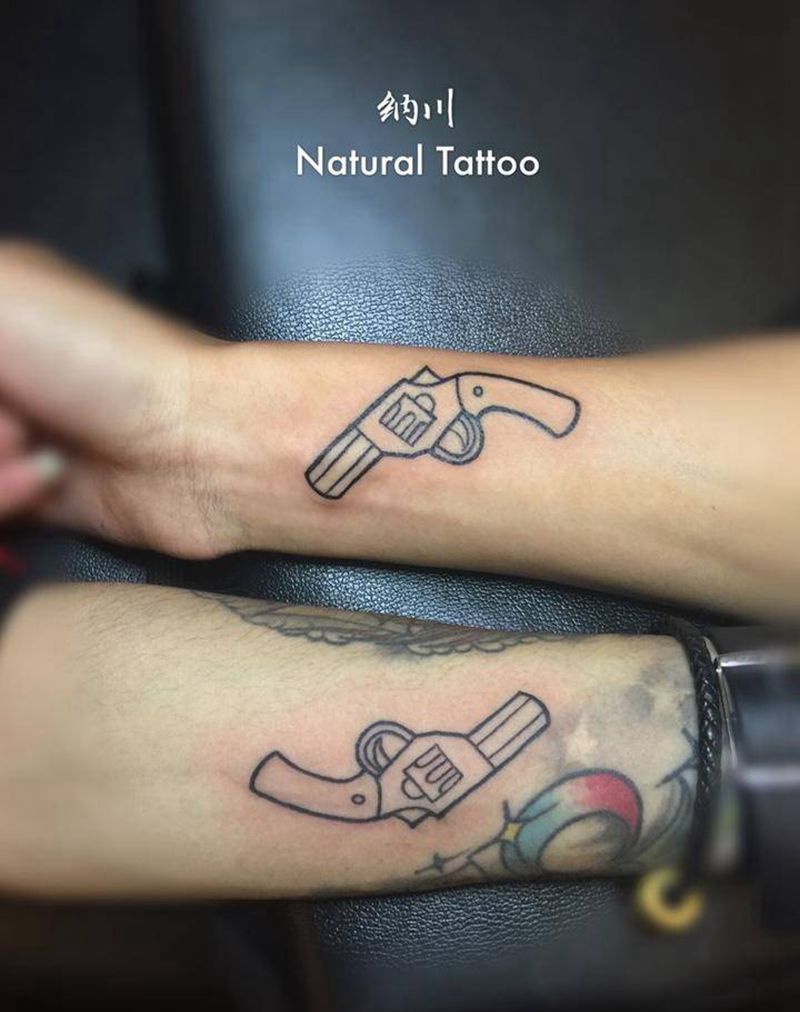 基友之纹单线小手枪纹身图片_成品手臂清新几何原创插画纹身图案