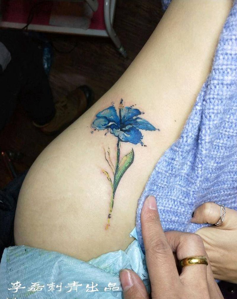 腰侧性感花朵纹身图片_腰部清新植物成品纹身图案