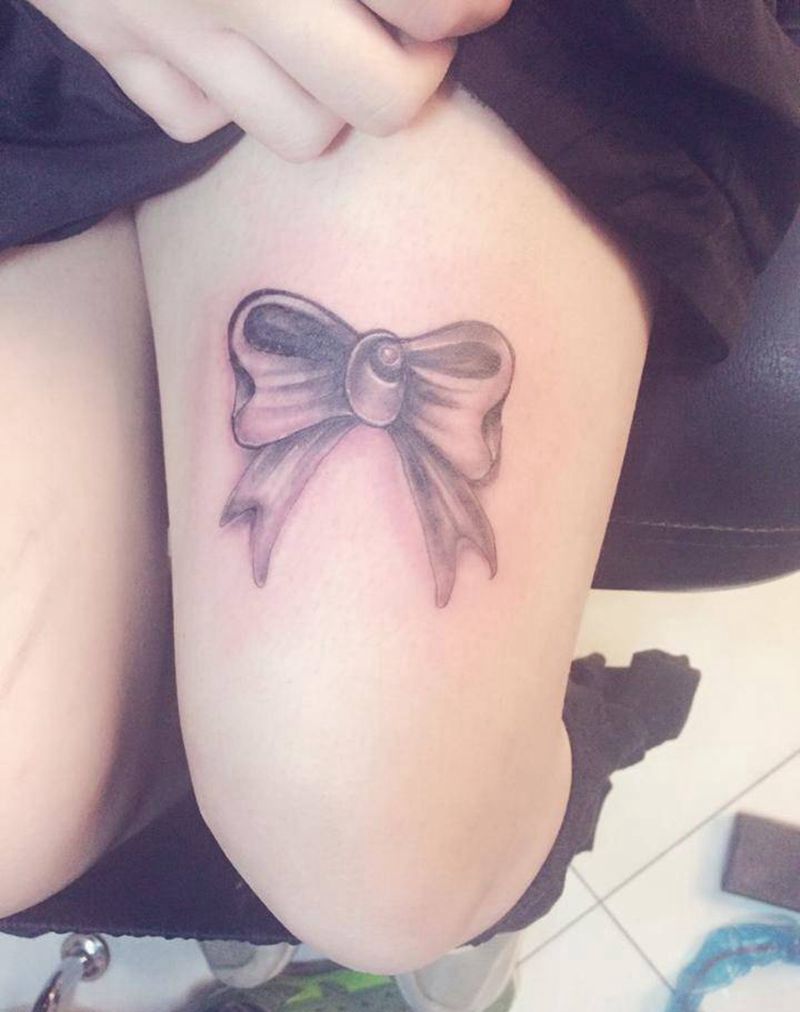 大腿上蝴蝶结纹身图片