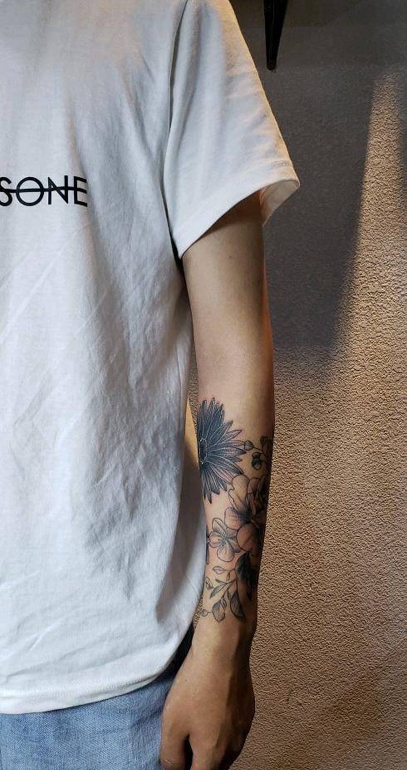 小臂素花遮盖纹身图片_手臂手部点刺New School向日葵素花遮盖纹身图案