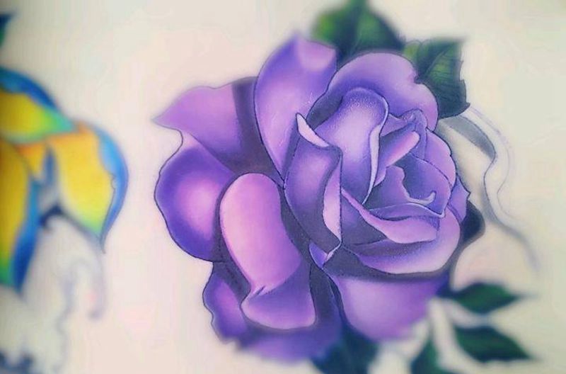 紫色玫瑰纹身图片_肩部手部New School欧美写实花纹身图案