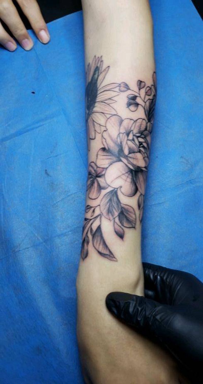 小臂素花 待续纹身图片_手臂腿部点刺New School素花纹身图案