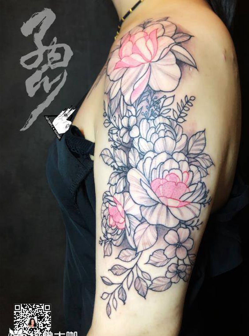 花纹身图片_手臂New School花 半甲纹身图案