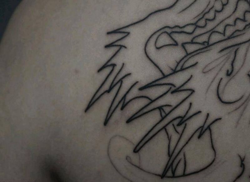 满背龙纹身图片_背部腿部新传统老传统满背龙龙纹身满背纹身图案