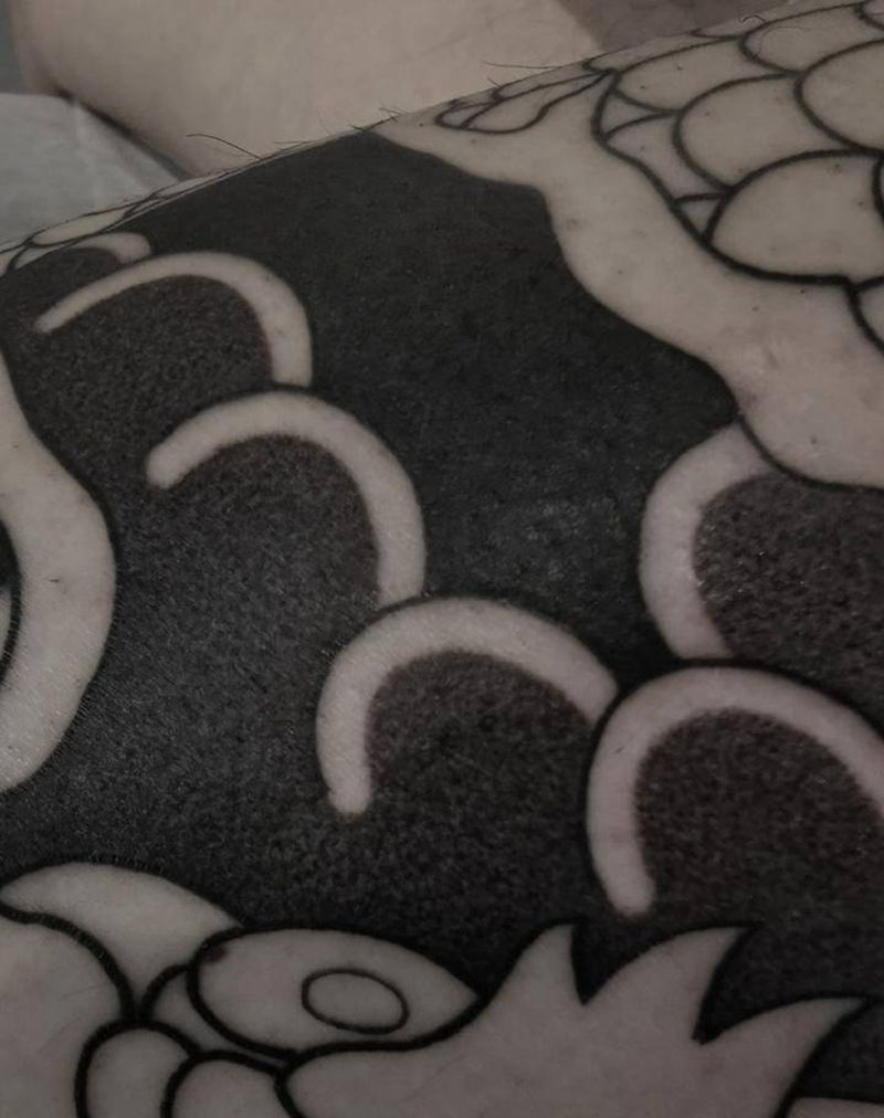 今日雾面纹身图片_背部腿部老传统新传统龙圆针打雾花腿纹身图案