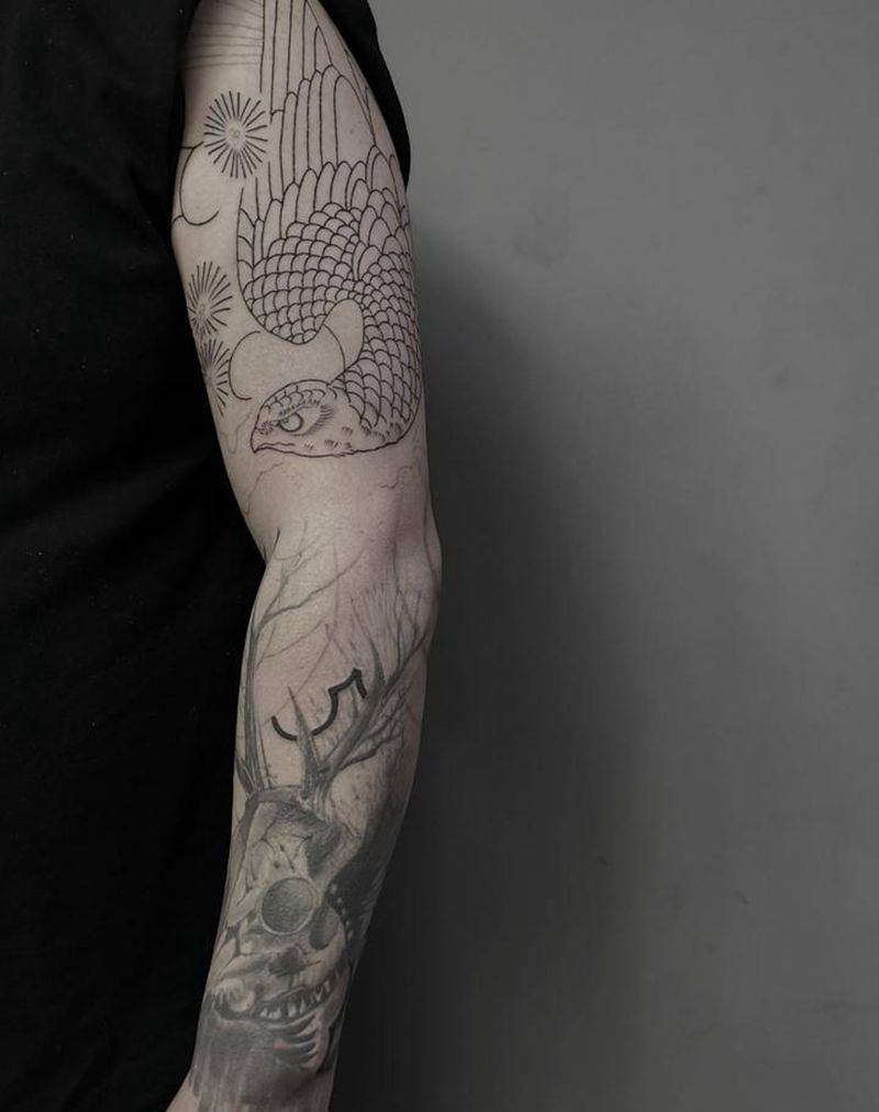 衔接花臂/修改/遮盖纹身图片_手臂背部老传统欧美写实鹰花臂老传统鹰纹身图案