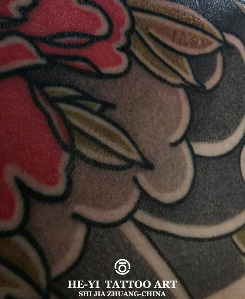 老传统花胸纹身图片_胸部背部老传统新传统牡丹老传统花胸牡丹花胸纹身图案